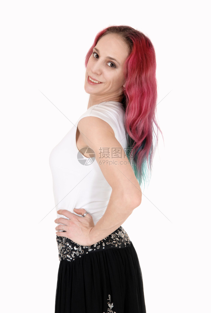 一个可爱的年轻女人站在黑色裙子和白衬衫上红头发脸色微笑容与白色背景隔绝图片
