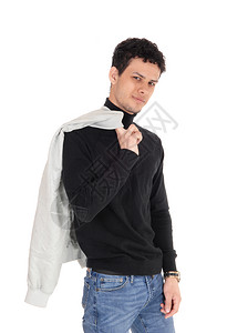 一个笑的年轻帅气男子穿着黑色毛衣背灰夹克的肩膀与白背景隔绝图片