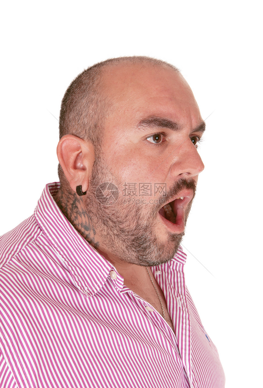 一个非常愤怒的中年西班牙裔男子穿着红衬衫嘴张大喊叫图片