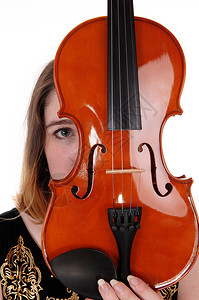 近视小提琴和躲在背后的一个女人近视图像只看一眼睛为白色背景而孤立图片