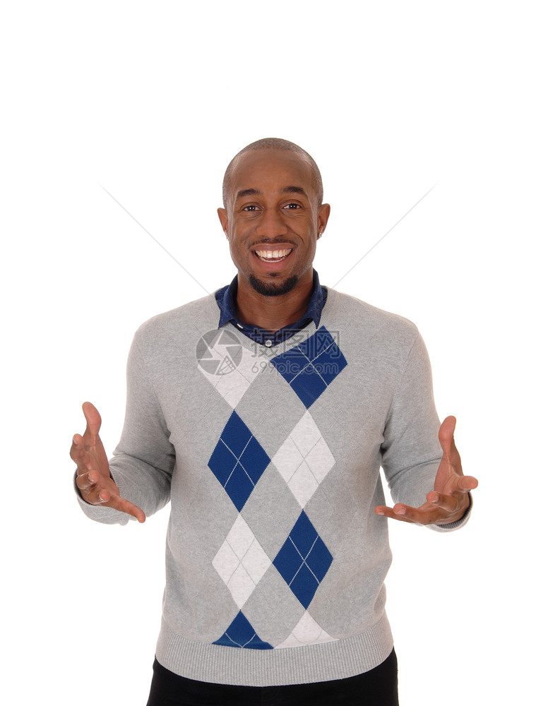 一个笑着的年轻非裔美国人男子站在他的双手张开做一个令人欢迎的姿势孤立白色背景图片