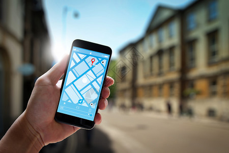 在智能手机应用屏幕上使全球定位系统导航以旅行和技术概念向该市目的地址方向靠近游客商业高清图片素材