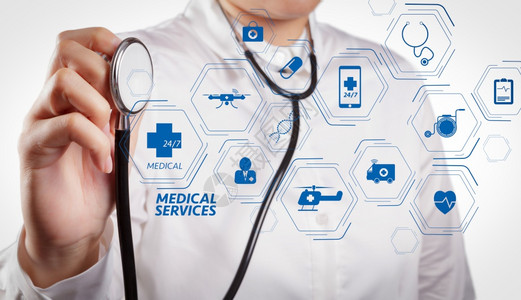 一般医疗服务和全科生或家庭图表现代医院与虚拟屏幕合作的聪明医生图片
