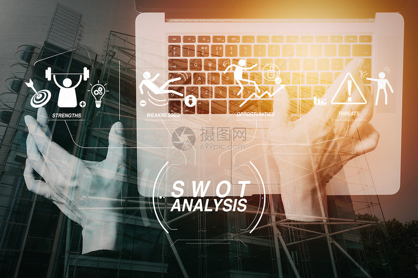 SWOT分析虚拟图显示公司的力量弱点威胁和机会网络安全互联和络概念与VR屏幕挂锁图标移动电话合作的商人手图片