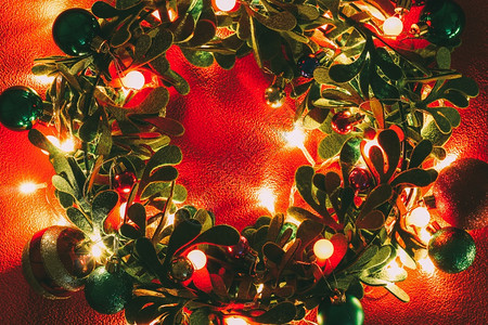 圣诞花环红背景装饰灯光图片