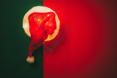 圣诞帽子红绿背景的圣诞灯图片