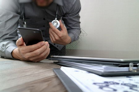 医疗技术用现代智能电话工作配有医疗图表接口多频道连白图片