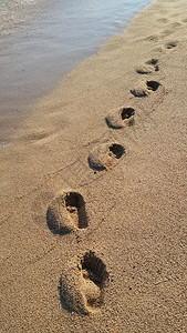 沙滩上的脚印自然背景图片