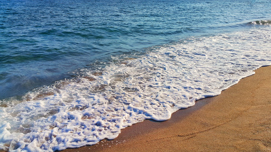 海浪沿沙上含白泡沫的海浪天然封闭背景图片