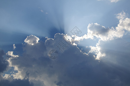 云和阳光的天自然背景图片