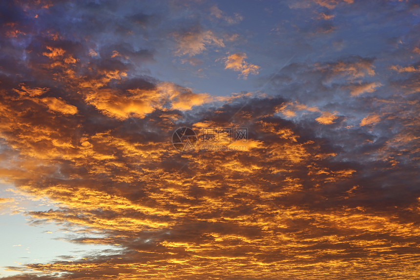 戏剧橙色日出天空自然美丽的天空背景图片