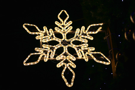 欧洲街头美丽的圣诞节装饰品闪亮的月雪花图片