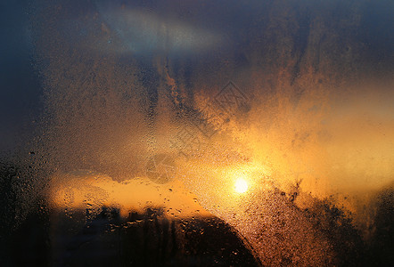 冬季清晨在窗玻璃上熔冰水滴和阳光封闭的自然质地背景图片