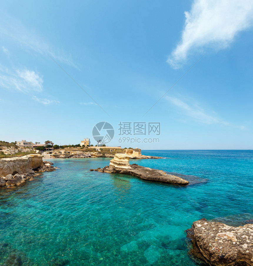 意大利普亚奥特兰托地区塔法鲁罗岛阿得里亚海滨沙滩灯塔和圣安德烈岛和小Scoglio图片