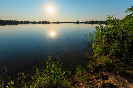 阳光在水中反射宁静的乡村生活态友好的旅游露营钓鱼的概念图片