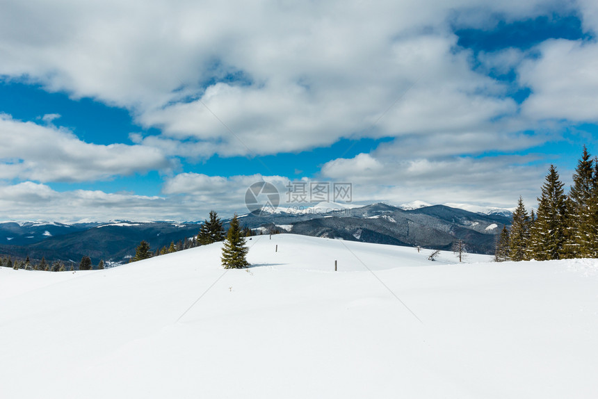 照片来自高山路的冬风景乌克兰斯库波瓦山坡望向科霍诺拉山脊和喀尔巴阡脉皮普伊万顶图片