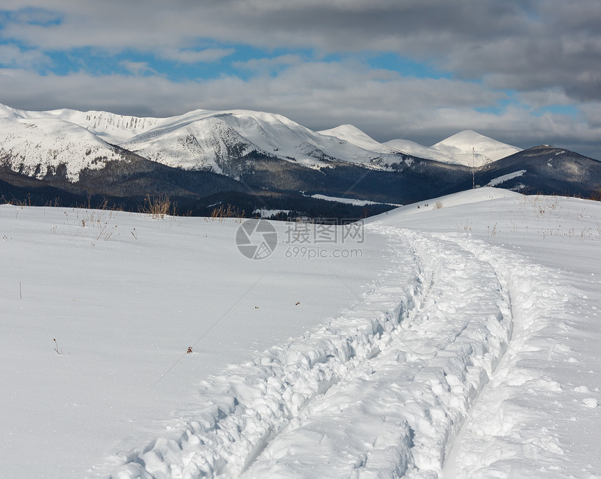 冬山顶和雪覆盖了高山脊乌克兰喀尔巴阡山Dzembronya村郊区平静宁的景象图片