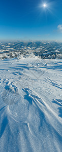 寒冬阳光明媚平静的山地风景坡上有美丽的霜冻树木和滑雪场喀尔巴阡山乌克兰丘陵高清图片素材
