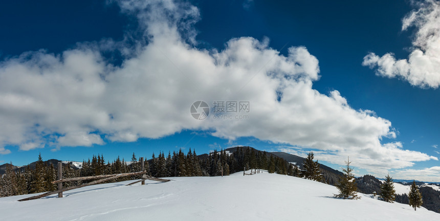 照片来自高山路的冬风景乌克兰斯库波瓦山坡望向科霍诺拉山脊和喀尔巴阡脉皮普伊万顶图片