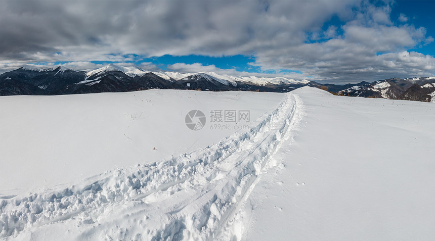 冬山顶和雪覆盖了高山脊乌克兰喀尔巴阡山Dzembronya村郊区平静宁的景象图片