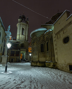 古代亚美尼教堂院落圣克里斯托弗专栏在乌克兰利沃夫市美丽的夜晚黄昏冬季城市风景背景图片