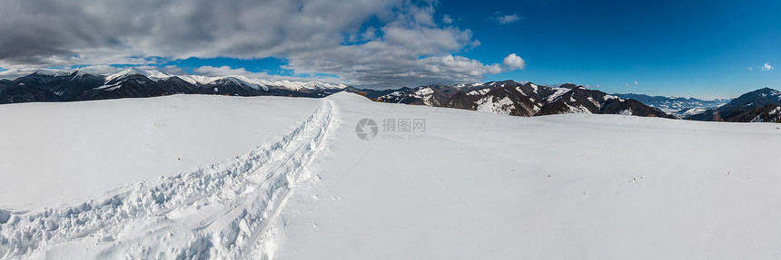 冬山顶和雪覆盖了高山脊乌克兰喀尔巴阡山Dzembronya村郊区平静宁的景象图片
