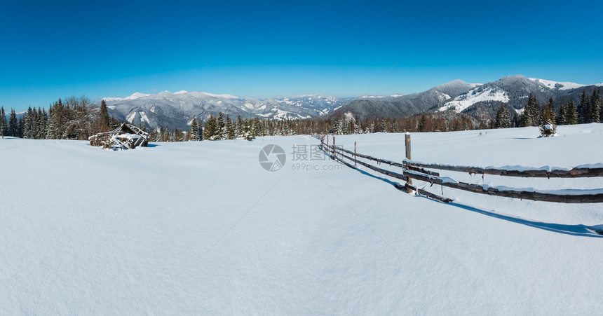 照片来自高山路的冬晨景有足迹斯库波瓦山坡乌克兰科霍诺拉山脊和皮普伊万山峰喀尔巴阡图片