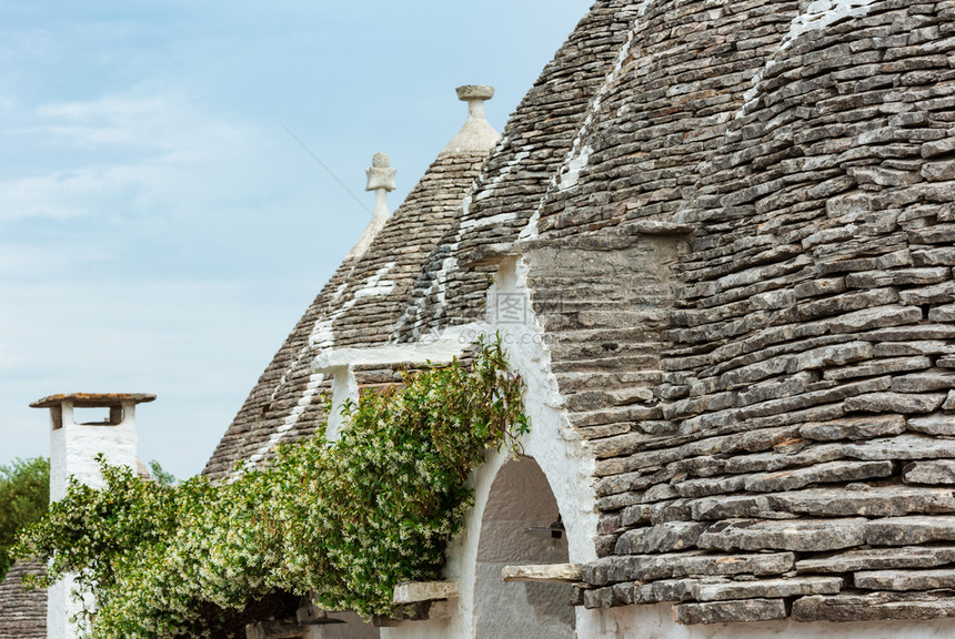 在意大利南部Apulia地区Alberobello美丽的古老历史城镇Alberobello主要旅游区Trulli的屋顶图片
