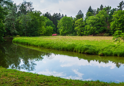 夏季城市公园草地水渠图片