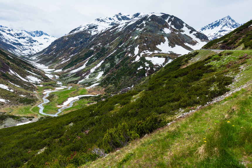 夏季阿尔卑斯山区景观高公路和河流瑞士福卢拉山图片