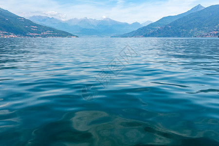 科莫湖意大利夏季海岸船载景暗淡图片