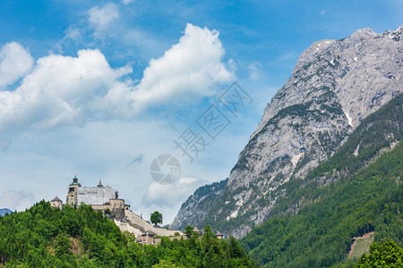 阿尔卑斯山城堡夏季风景奥地利Hohenwerfen城堡建于1075至8年之间背景图片