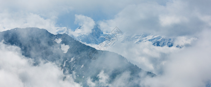 Blanc山群顶上云层法国查莫尼克斯山谷普莱恩朱村郊图片