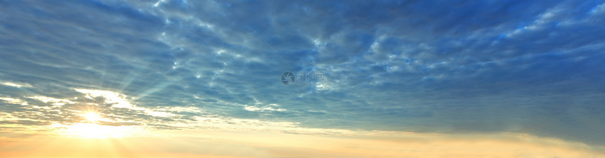 夏日清晨的出云彩天空阳光全景背图片