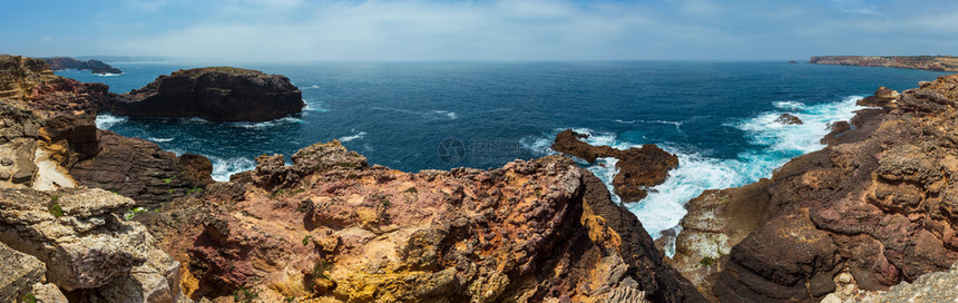 夏季大西洋岩石海岸风景阿尔杰苏加夫西科斯塔维提纳葡萄牙全景图片