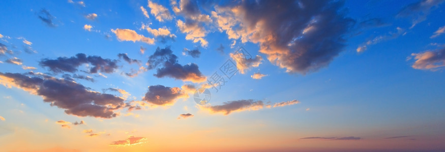 美丽夏夜日落的夏夜天空全景云层背背景