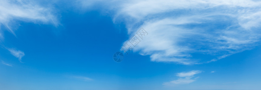 蓝的天空中白云层夏天的气背景很好背景图片