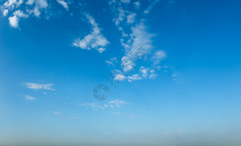 蓝的天空中白云夏天气背景不错背景图片