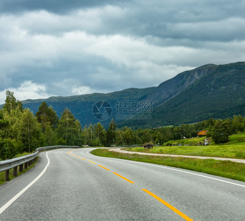 夏季多云的山地景观和蛇形二级公路挪威图片