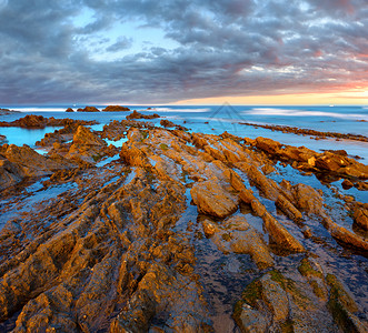 黄昏的海洋岸有着尖锐的分层岩大西洋班牙图片