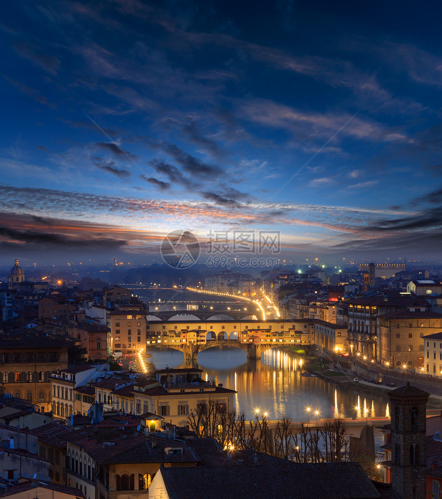 夜色空意大利佛罗伦萨上空有云托斯卡纳城市顶端风景和阿尔诺河的桥梁图片