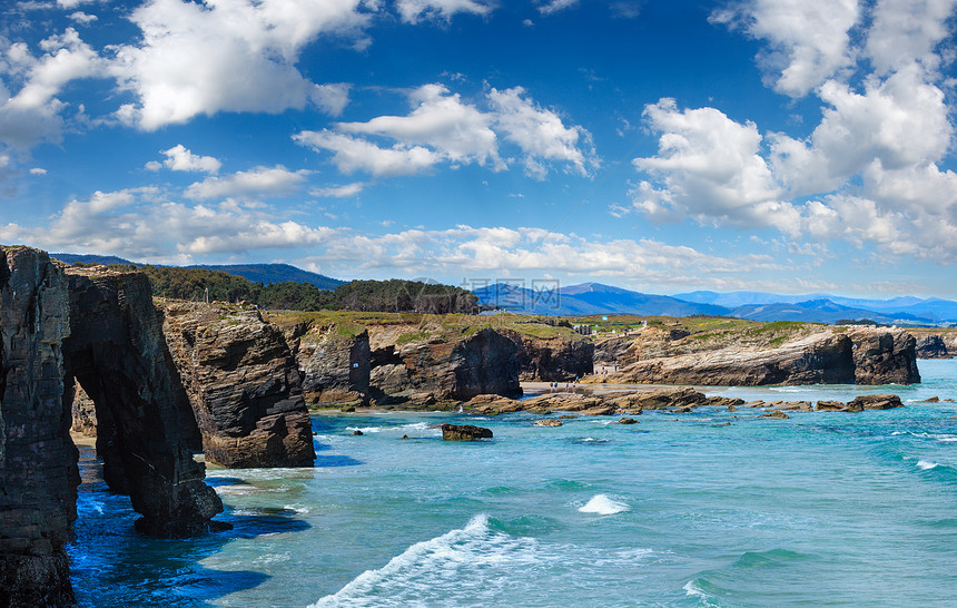 低潮坎塔布里克海岸卢戈加利西亚班牙AsCatetrais海滩上的自然岩石拱门人们无法辨认多发缝合高分辨率全景图片