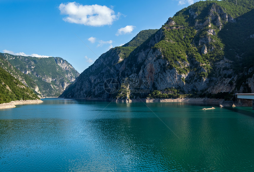 黑山著名的皮瓦河峡谷PivskoJezero夏季景色图片