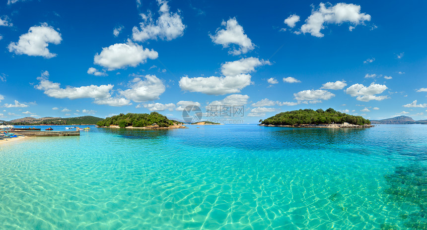 美丽的爱奥尼亚海IonianBeautiful有明亮的绿水和清晨夏日海岸风景来自滩Ksamil阿尔巴尼亚Ksamil多发缝合全景图片