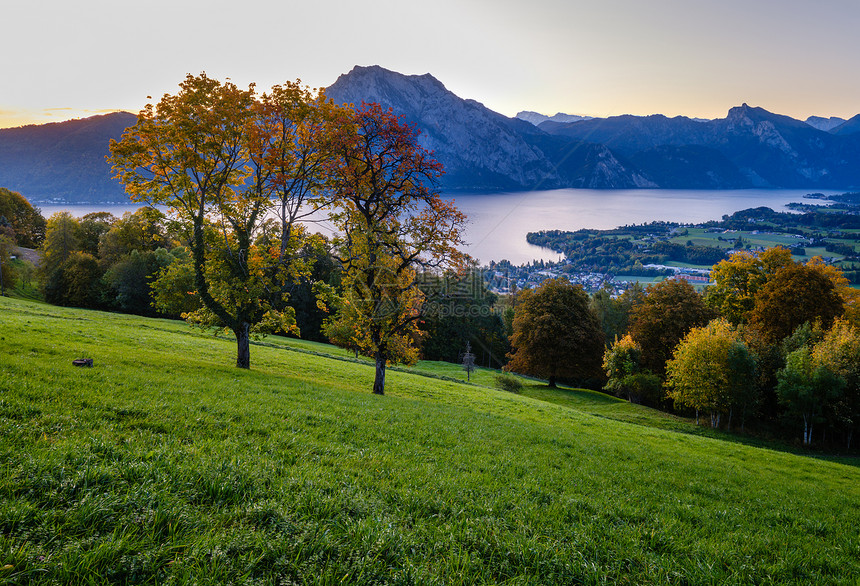 和平的秋天阿尔卑斯山湖有清晰透明的水和反射太阳向上奥地利的特劳恩西湖贡德纳伯格阿尔特蒙斯姆劳恩西AltmunsteramTrau图片