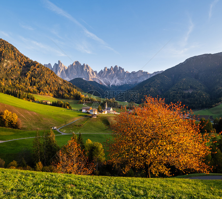 秋天的傍晚著名的意大利圣马格达莱纳白云石村在盖斯勒或奥德尔白云石山前的岩石景观风景旅游与乡村美概念背景图片