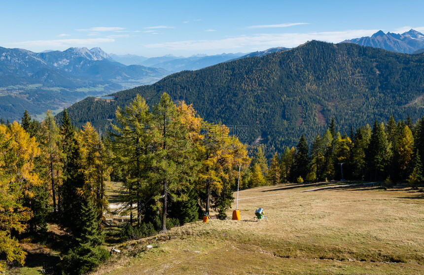 和平的阳光明媚秋天阿尔卑斯山脉的景图片