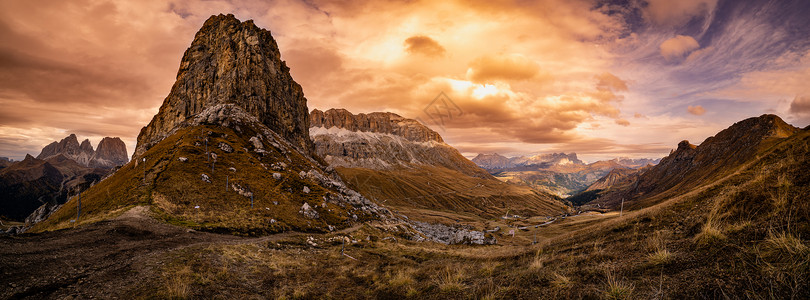 在意大利特伦蒂诺PordoiPass附近阿尔卑斯山丘Dolomite山景戏剧化的日落场景照片穿梭季节自然和乡村美容概念场景背景图片