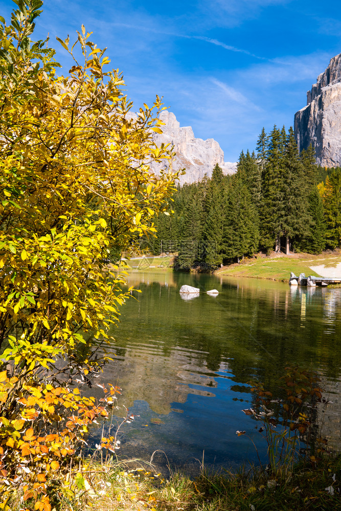 秋天高山多洛米和湖景意大利苏斯蒂罗尔SellaPass附近的和平景象摄影旅行季节自然和乡村美貌概念场景图片