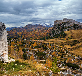 芒西瓦尔莫尔森高山多洛米景和平的瓦尔帕罗拉路景意大利的贝卢诺远处斯马莫拉达基夫和冰川背景